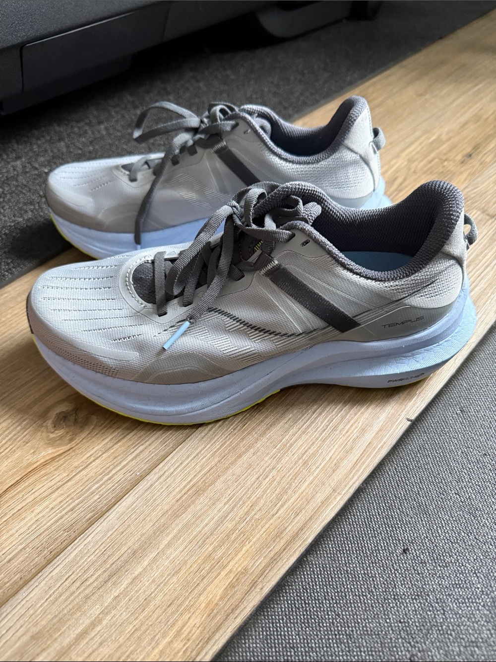 Saucony Tempus women’s Athletic Running Shoes in Light Gray